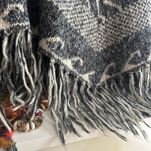 Steve Madden Gray and Cream Poncho One Size - Picture 4 of 16